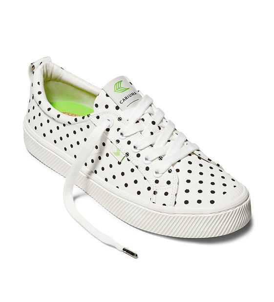 Pánské volnočasové boty Cariuma OCA Low White Canvas Black Polka Dots Sneaker