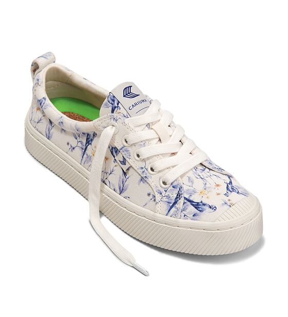 Pánské volnočasové boty Cariuma OCA Low White Spectrum Blue Parrot Print Canvas Sneaker